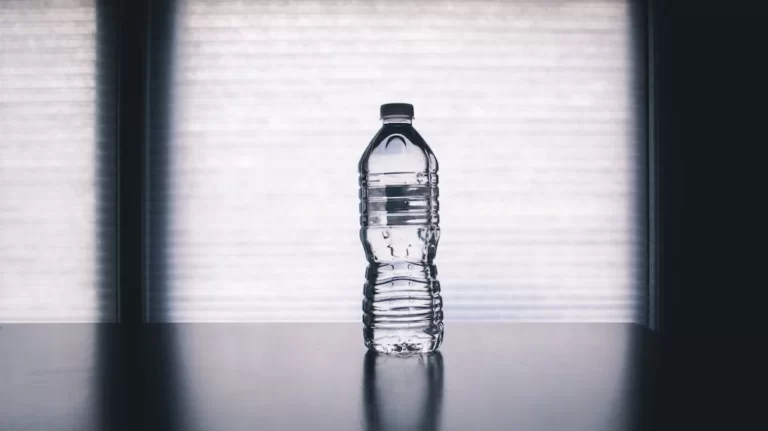 Nanoplastiche nelle bottiglie d’acqua: un pericolo per la salute umana