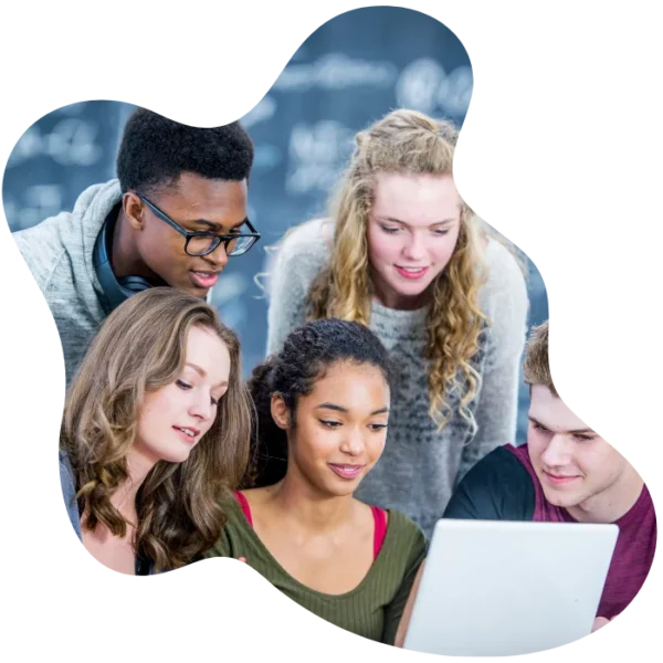 Homepage cinque studenti che studiano insieme usando un pc