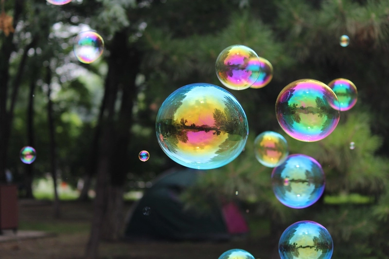 Effetto della luce sulla superficie di bolle di sapone
