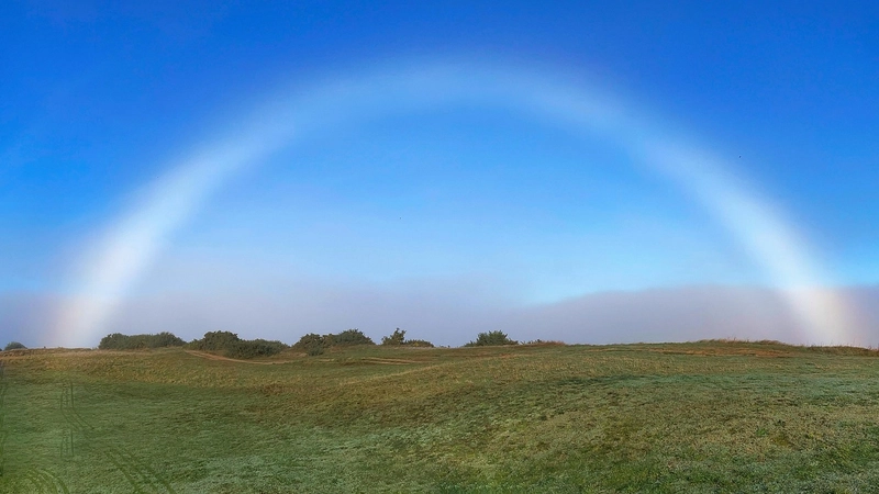 Un fogbow, o arcobaleno della nebbia: i colori svaniscono per effetto della diffrazione.